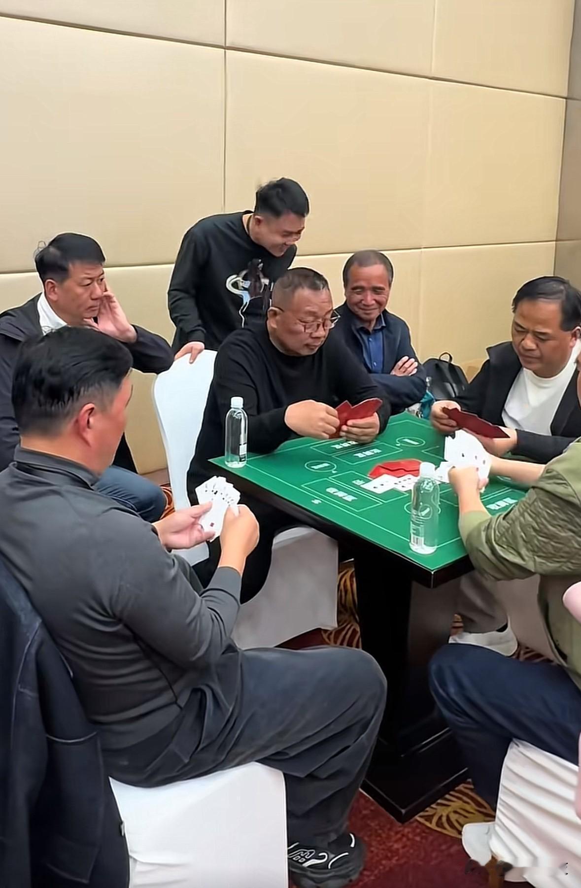 于东来打掼蛋，快乐得像个孩子，一个精神富足的人，比拥有再多钱都快乐。

不要觉得