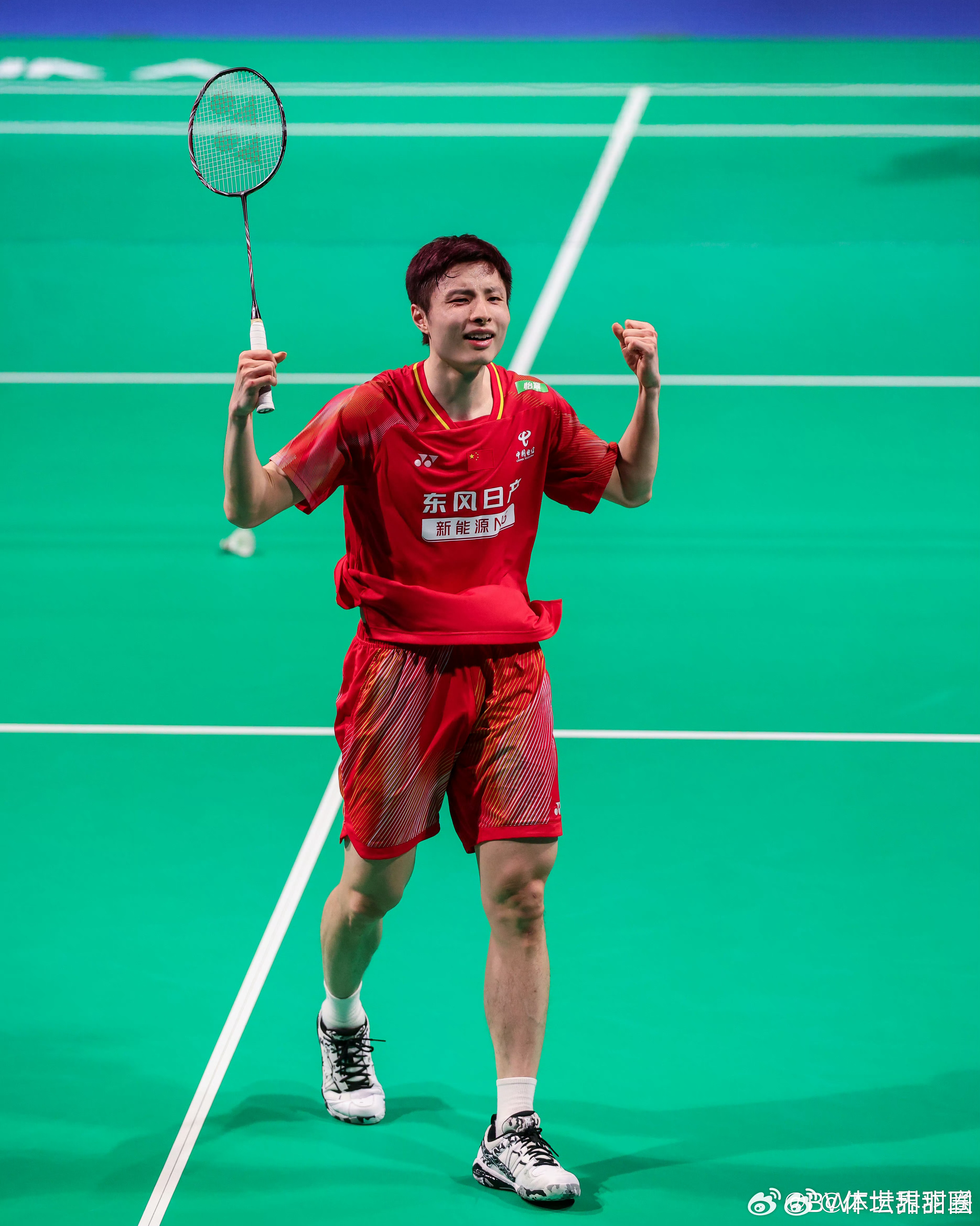 石宇奇2比0西本拳太 2026年新加坡羽毛球公开赛男单首轮，石宇奇直落两局以2-