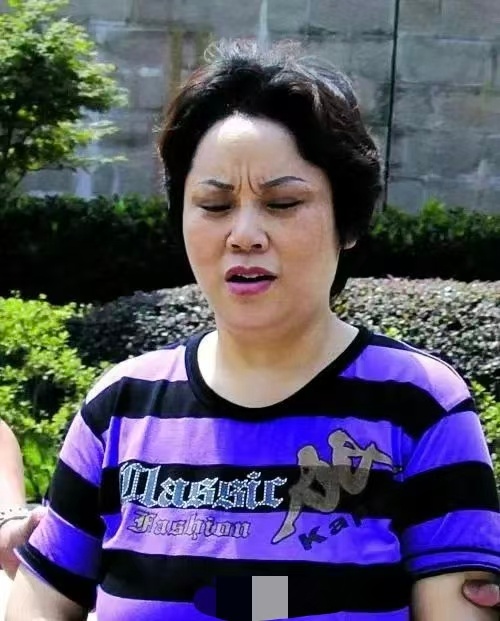 秦岭笑谈 画面中其貌不扬的女子，曾经是如雷贯耳的女黑老大谢才萍。她是文强的弟媳妇