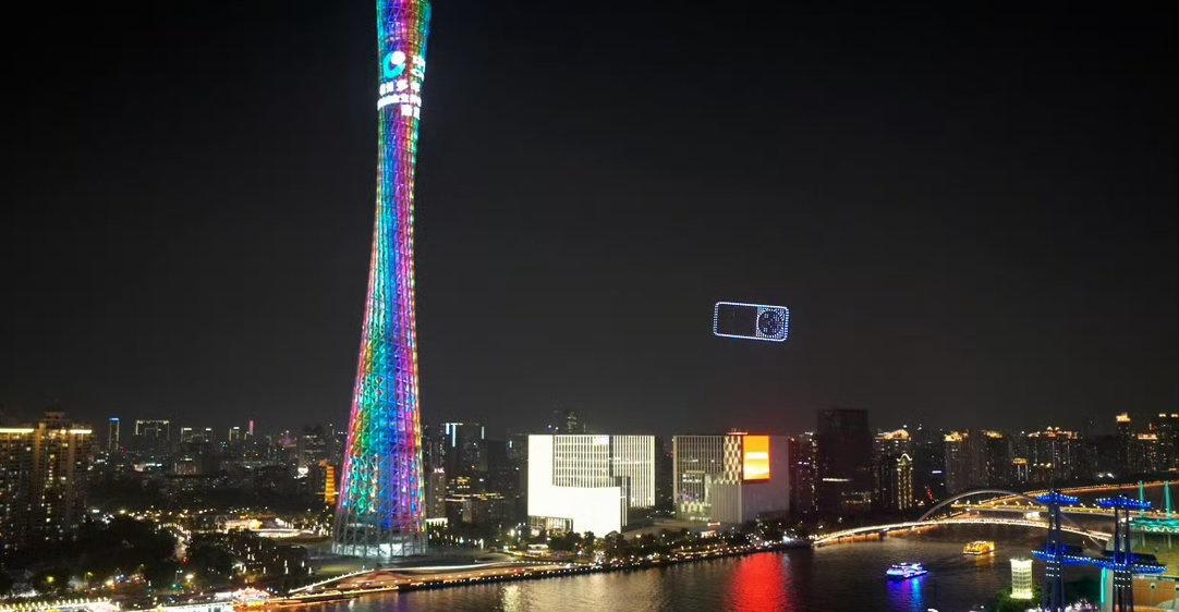 这场夜空发布会也太有排面了！海心沙亚运公园上空，三千架无人机编织璀璨光影，一边是