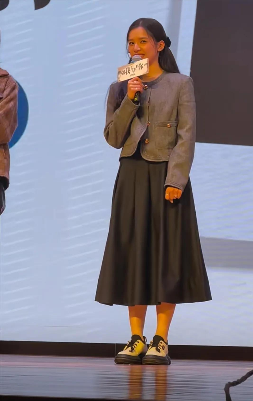 张婧仪北外路演，张婧仪给人感觉是很真诚、可爱的小女孩，这次的服装太普通了，换个人