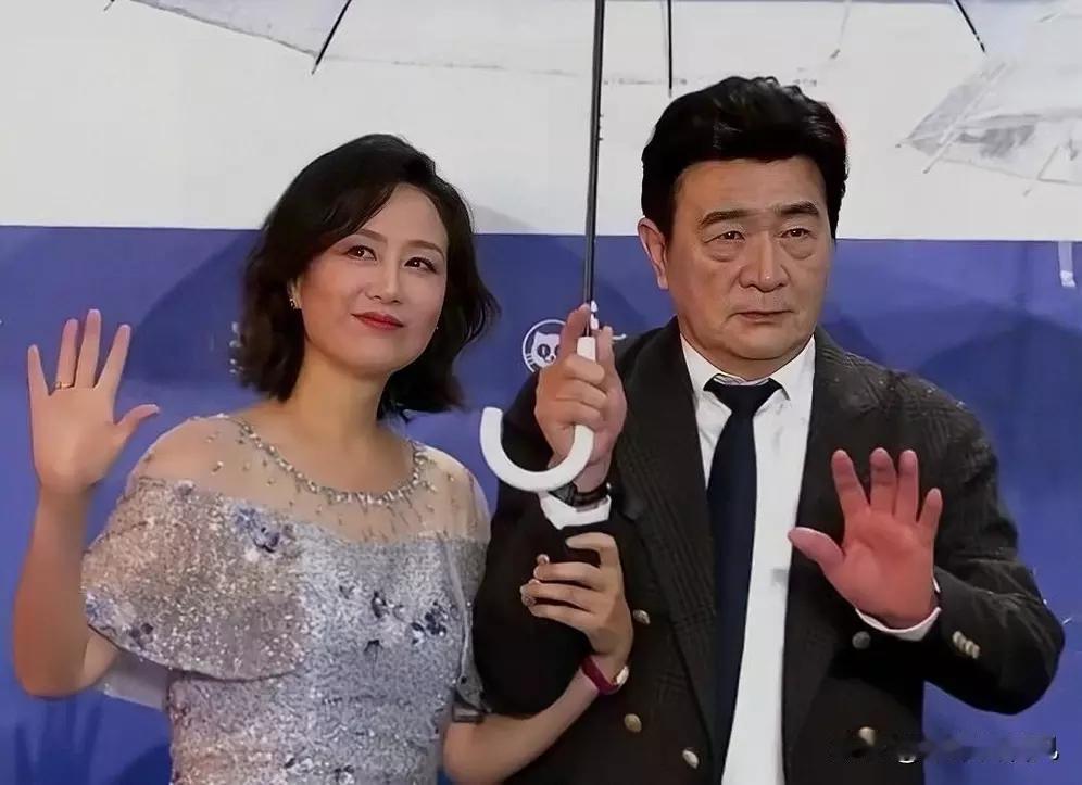 最近有人说周里京越来越像三浦友和了，这说法是分享他和吴玉芳在北影节亮相照片时，一