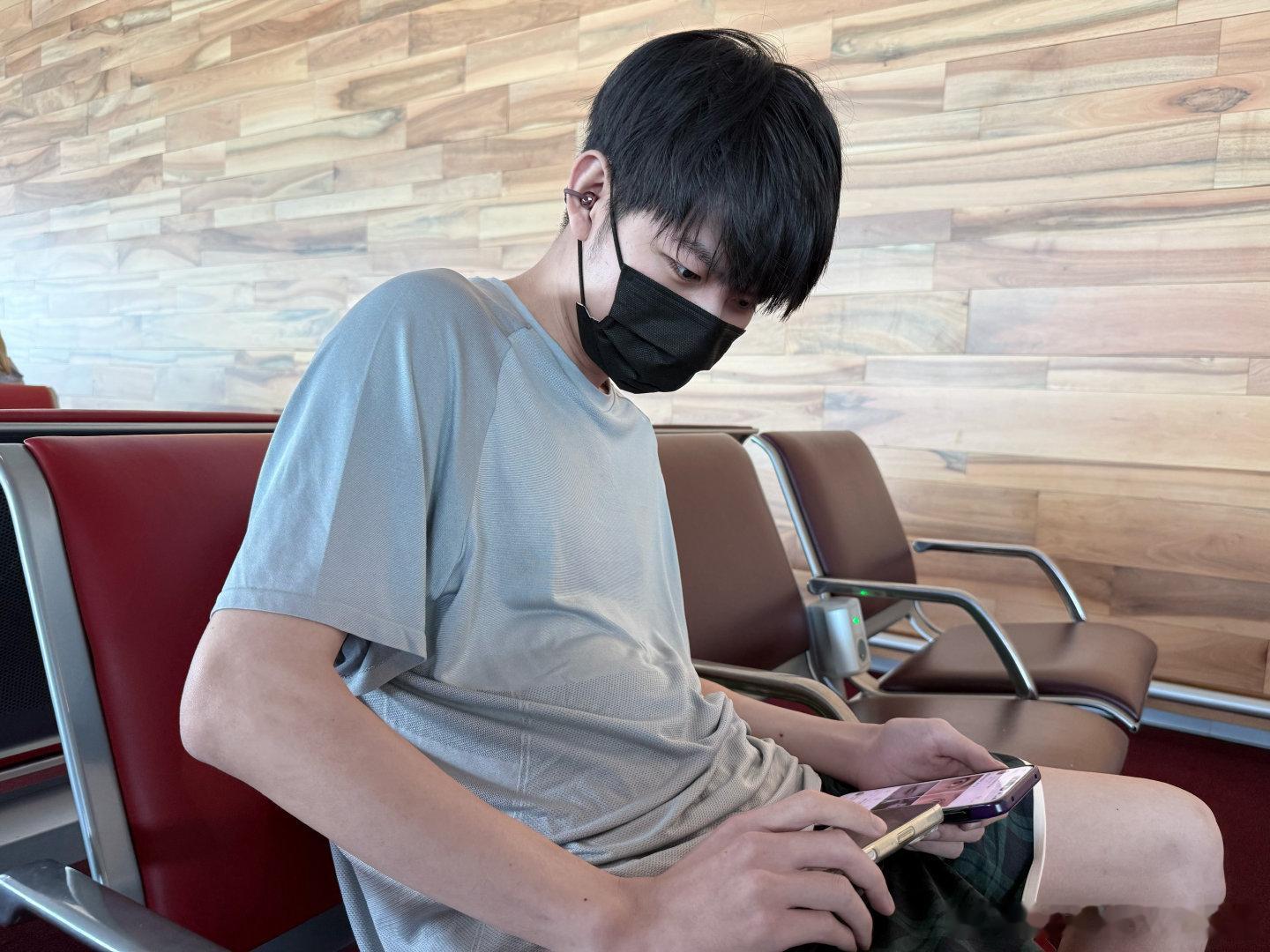 九尾看九门被陈伟霆盯上了候机、坐飞机全程追《九门》，九尾吐槽总感觉有人盯着自己，