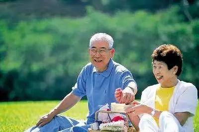 中年最深的感悟：所有虚情假意的人脉，不如踏踏实实的自己

年轻时总信奉人脉就是钱