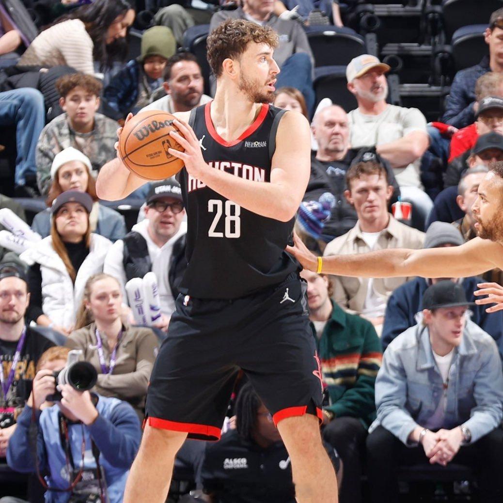 记者：“申京今天拿到了职业生涯第5000分，你如何看待他本赛季的进步？”乌度卡：