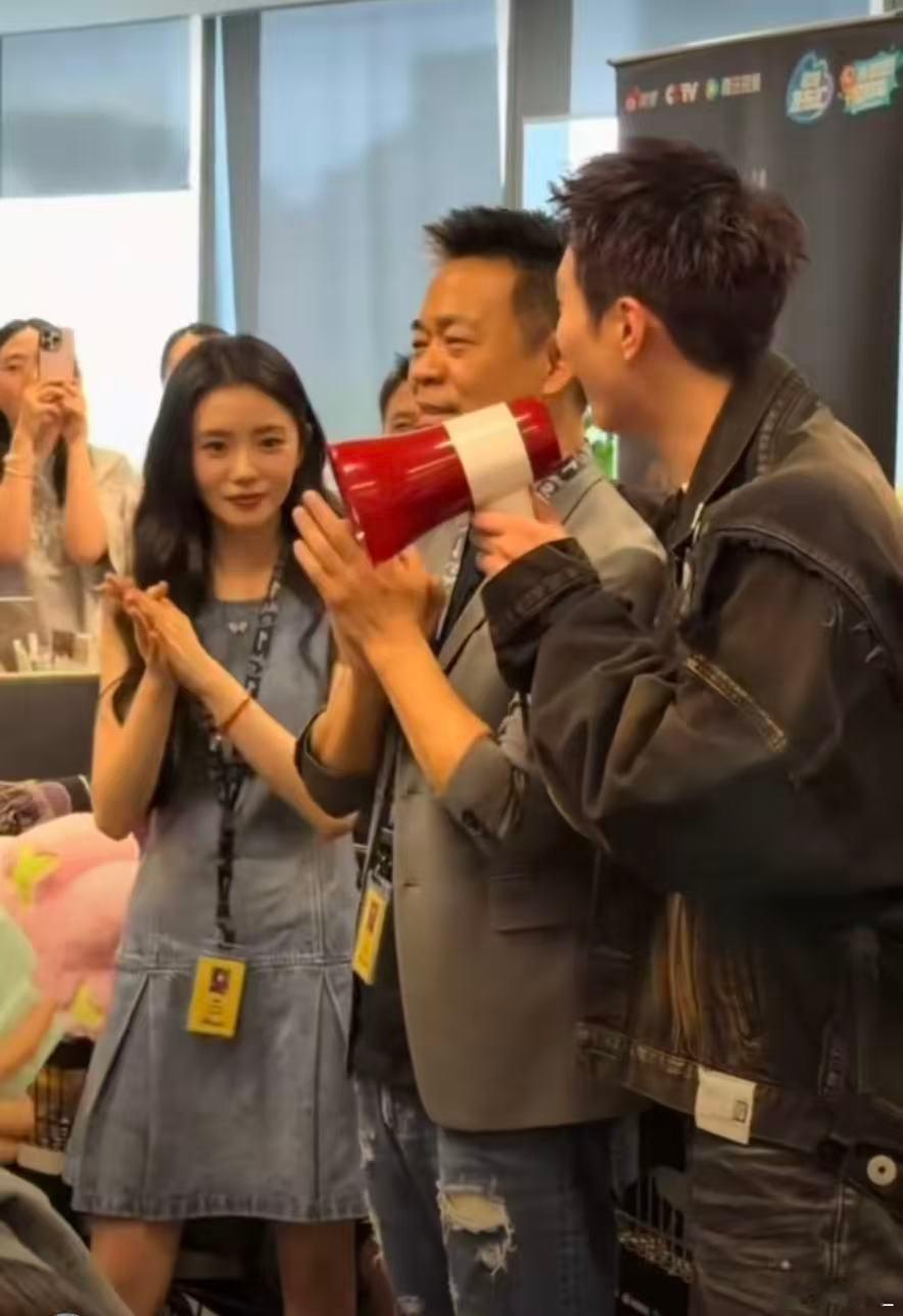 主角鹅厂扫楼 电视剧主角 电视剧主角主创现身鹅厂，现场大方派发礼物，热闹氛围十足