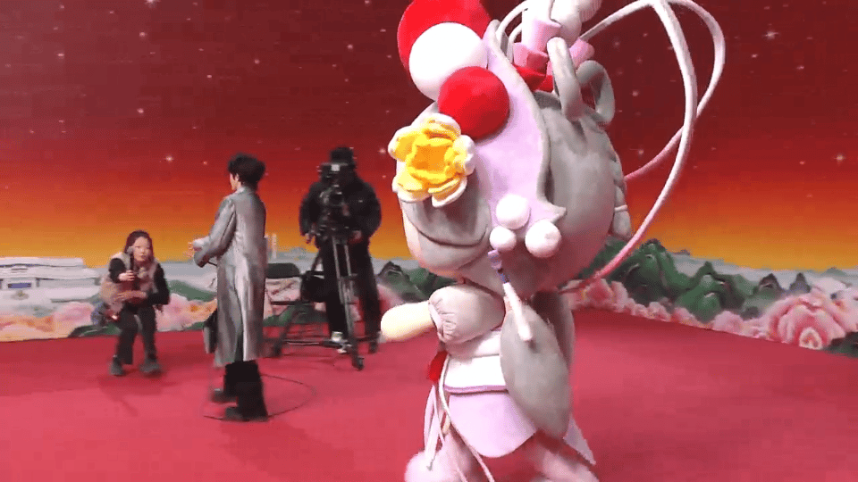 洛天依刘宇走红毯你挪我赶 洛天依和刘宇一起走红毯，这个组合好新鲜！看他俩在红毯上