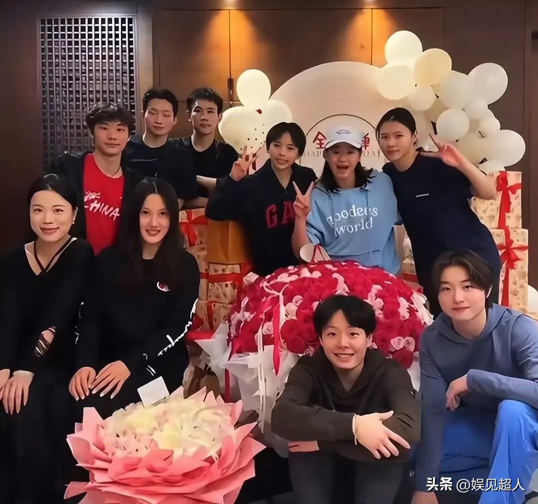 全红婵19岁生日这排面，真的绝了！跳水梦之队的奥运冠军几乎全到场，陈艺文、王宗源