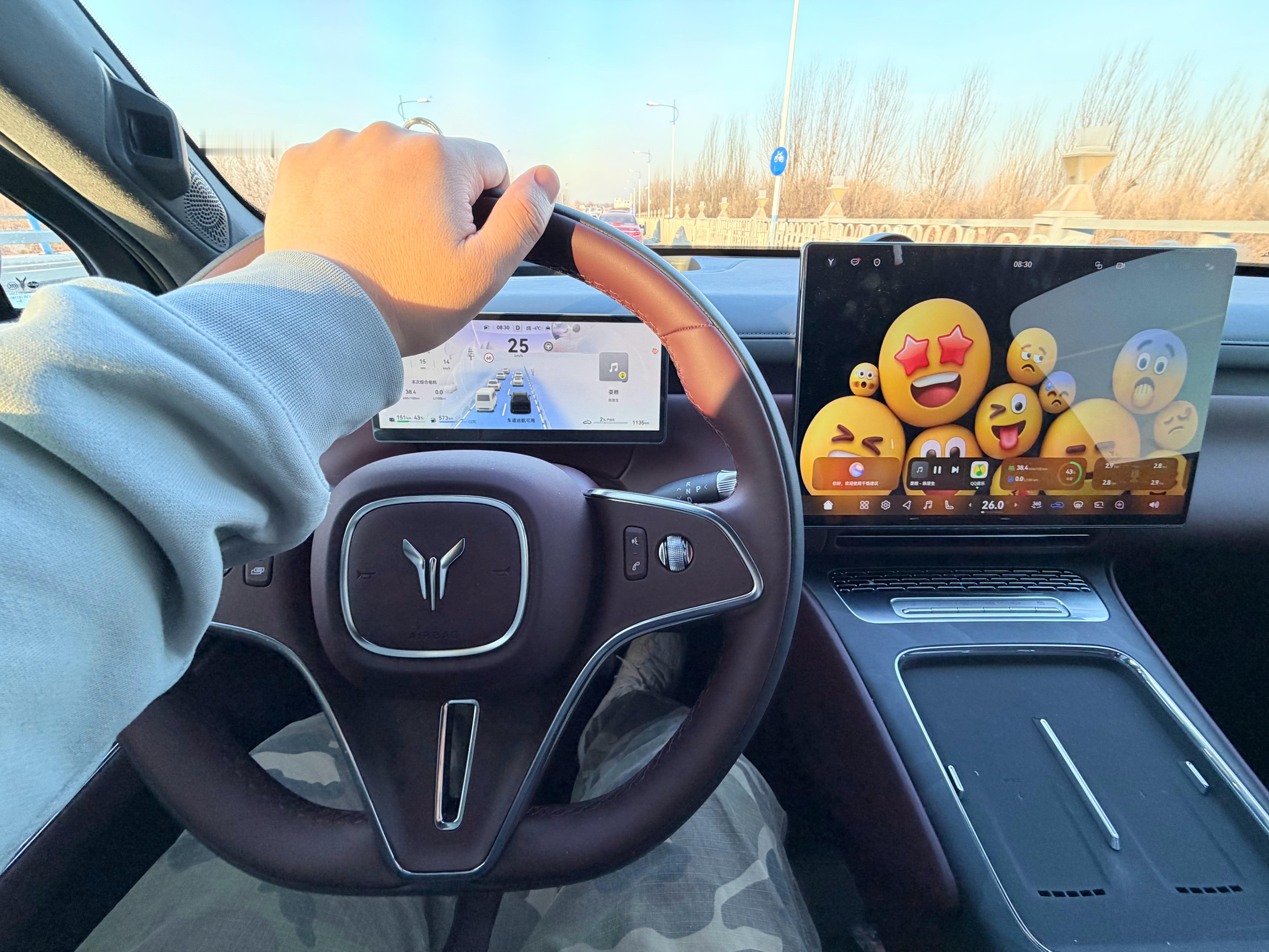 方向盘加热、座椅加热、冷暖冰箱以上三种配置北方驾驶员大爱～ 