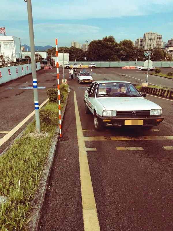 我记得我们当年考驾照的时候，
还有一个C1的驾照，
也就是手动挡也可以开。
考试