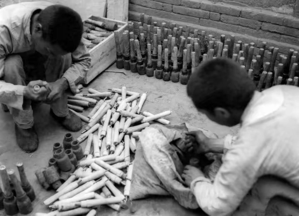 1940年，山西。晋察冀军区兵工厂造手榴弹 ​​​