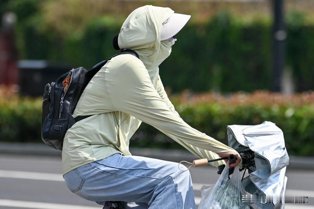 现在的防晒，已经卷到“认不出熟人”了？
 
走在路上突然发现，大家的防晒装备已经