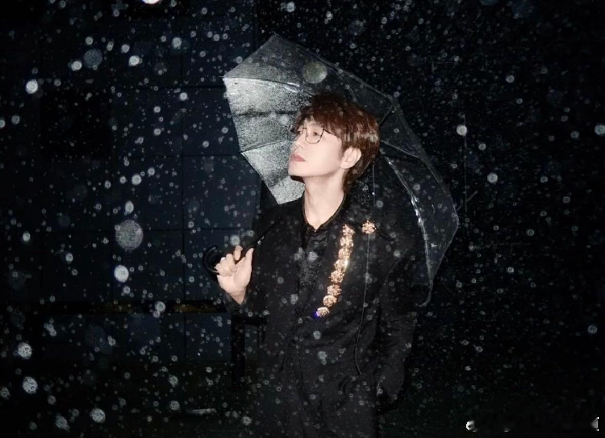 紧跟潮流的亮哥太会玩！喷水壶初雪照灵动又可爱，氛围感拉满，期待今晚武汉巡演的每一