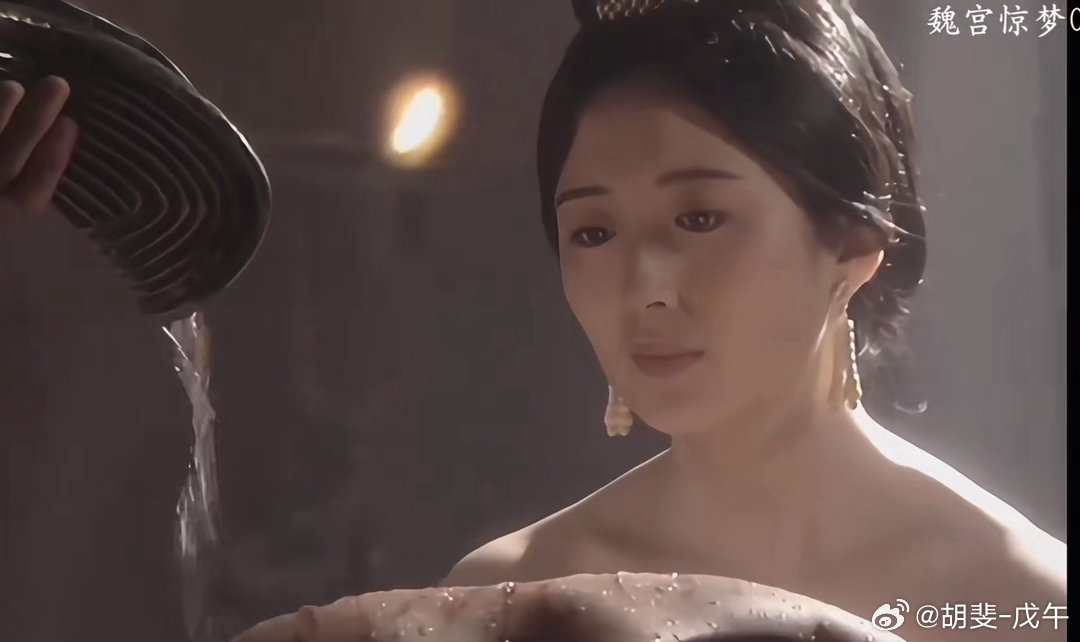 千秋一石椁，幽梦同此居；君臂环我颈，我首枕君躯；指上印犹在，体间温尚存；生已共白