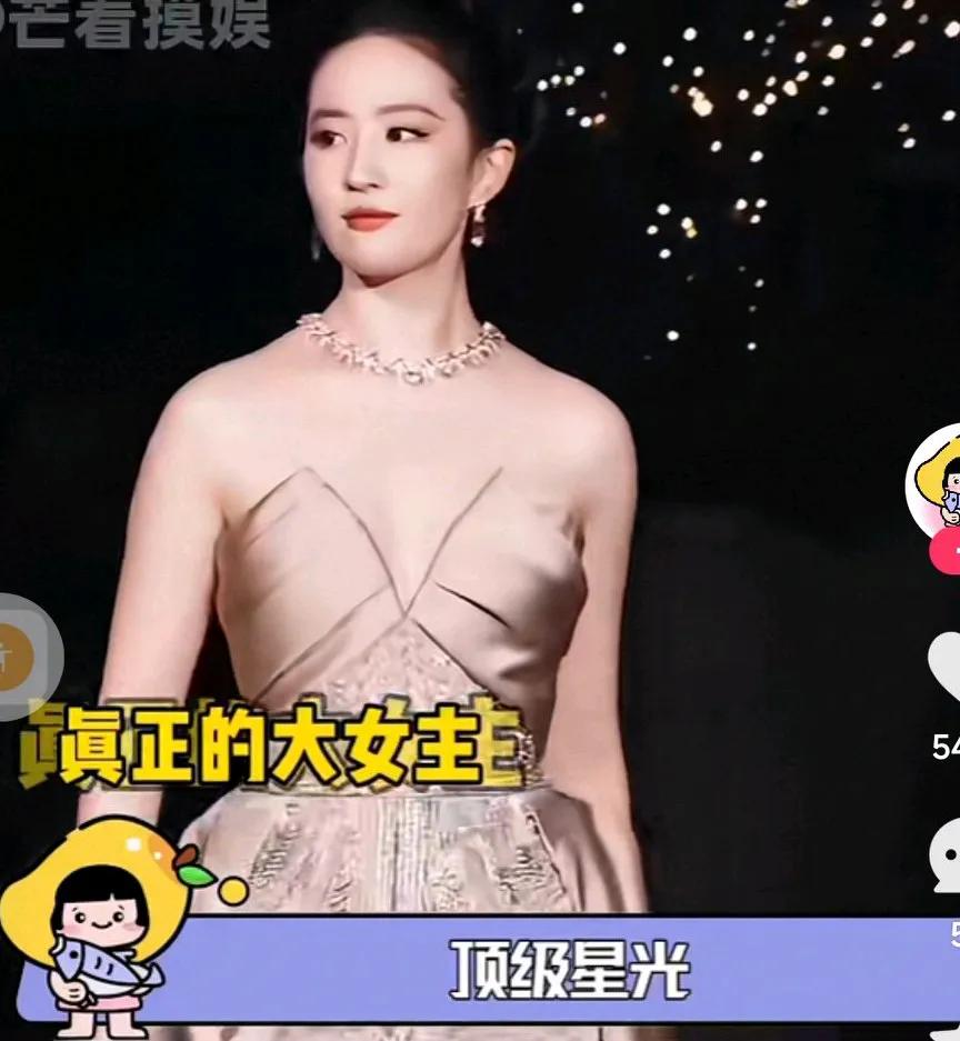 看了刘亦菲才明白什么是小说中写的顶级新装，顶级杂志压轴出场，这里有自己角色的专属