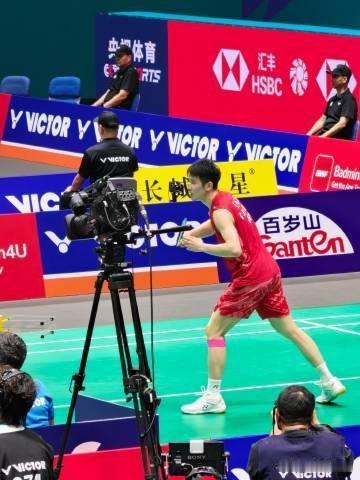 李诗沣首轮胜劲敌打进中国羽毛球公开赛第二轮。李诗沣以 14-21、24-22、2