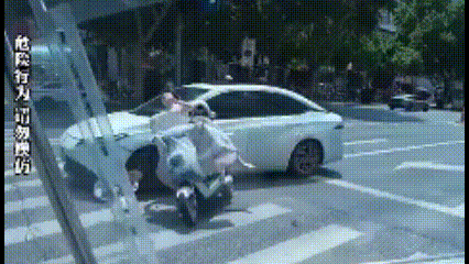 半点也让人同情不起来。
平时也这么豪横么？连眼都不眨一下。
这是一段交通安全警示