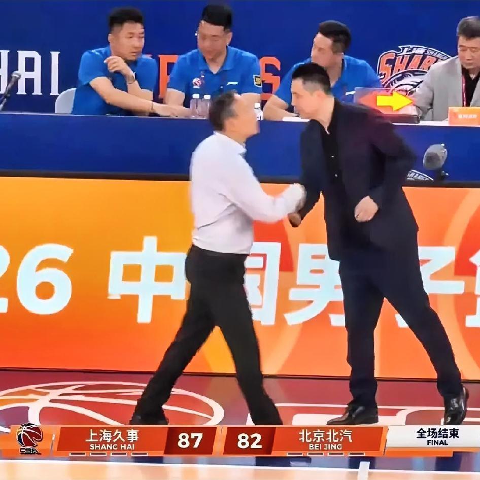兄弟们！昨晚上海男篮虽然在主场有惊无险的赢了北京！但双方所暴露出的问题都很大！