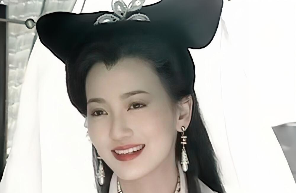 她为林黛玉设计了487种咳嗽声。
直到导演推开化妆间，发现陈晓旭正盯着镜子练习“