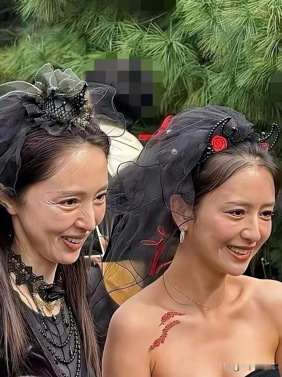别再傻傻对比董璇和佟丽娅的育儿格局了！
根本不是眼界差距，是手里的底牌完全不一样