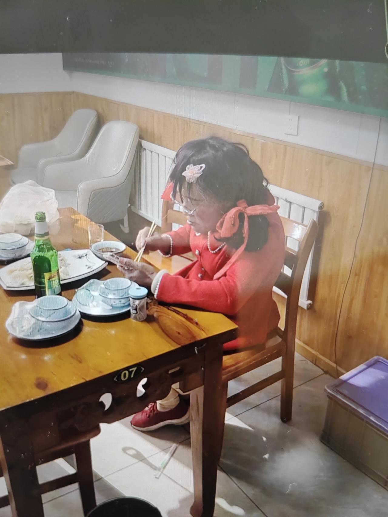 青岛的名人大喜哥从河南又回到青岛了，有人在青岛某饺子馆碰到大喜哥在吃饺子！他还是