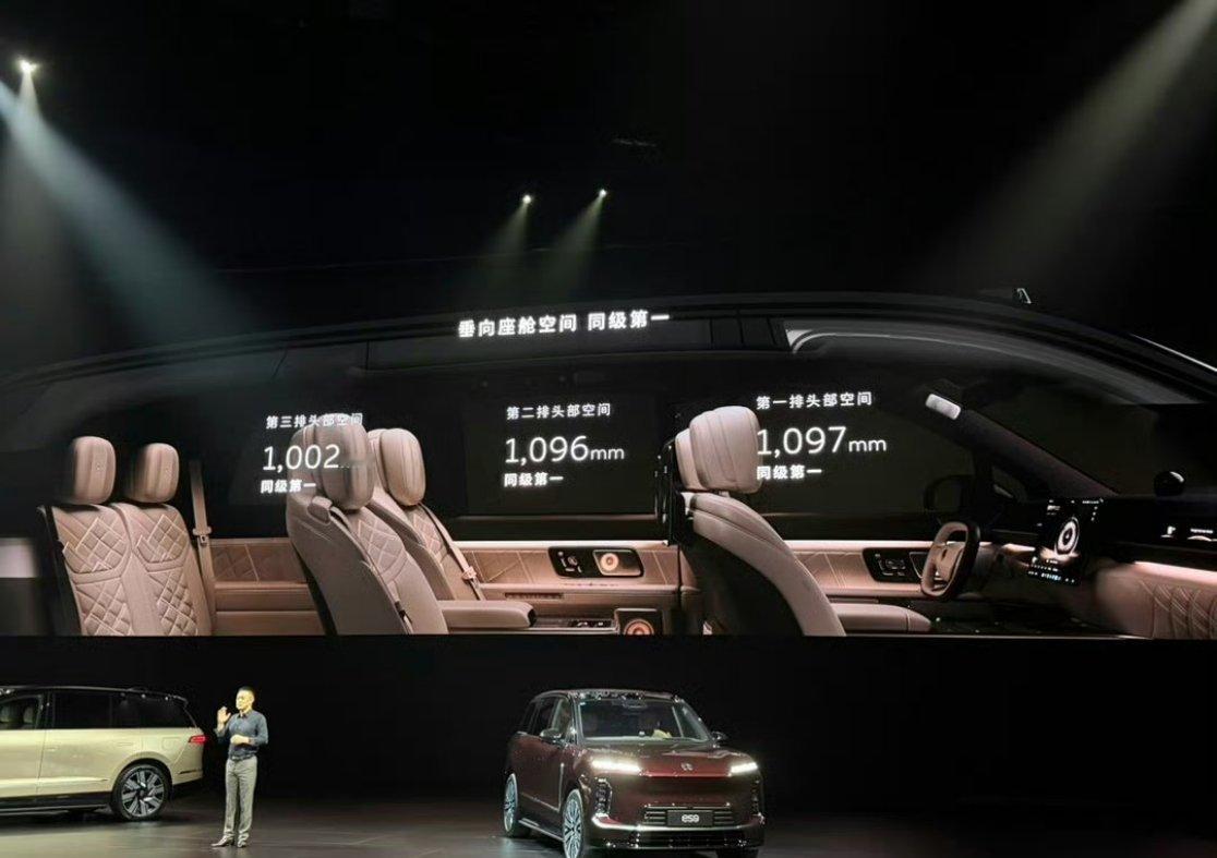 蔚来ES9 的头部空间从第一排到第三排全都超过 1 米。并且前后备厢加起来有 8