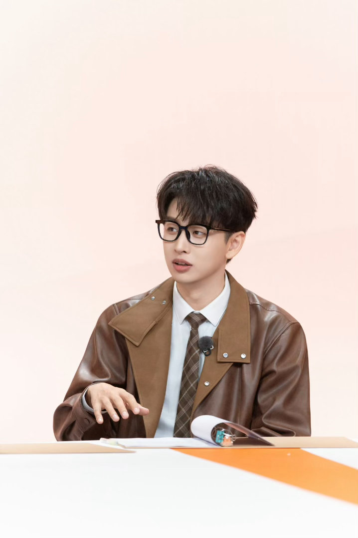 唐九洲齐思钧重现八年前初见 秋千还在，门口还是老样子。当年jojo坐这边，小齐站