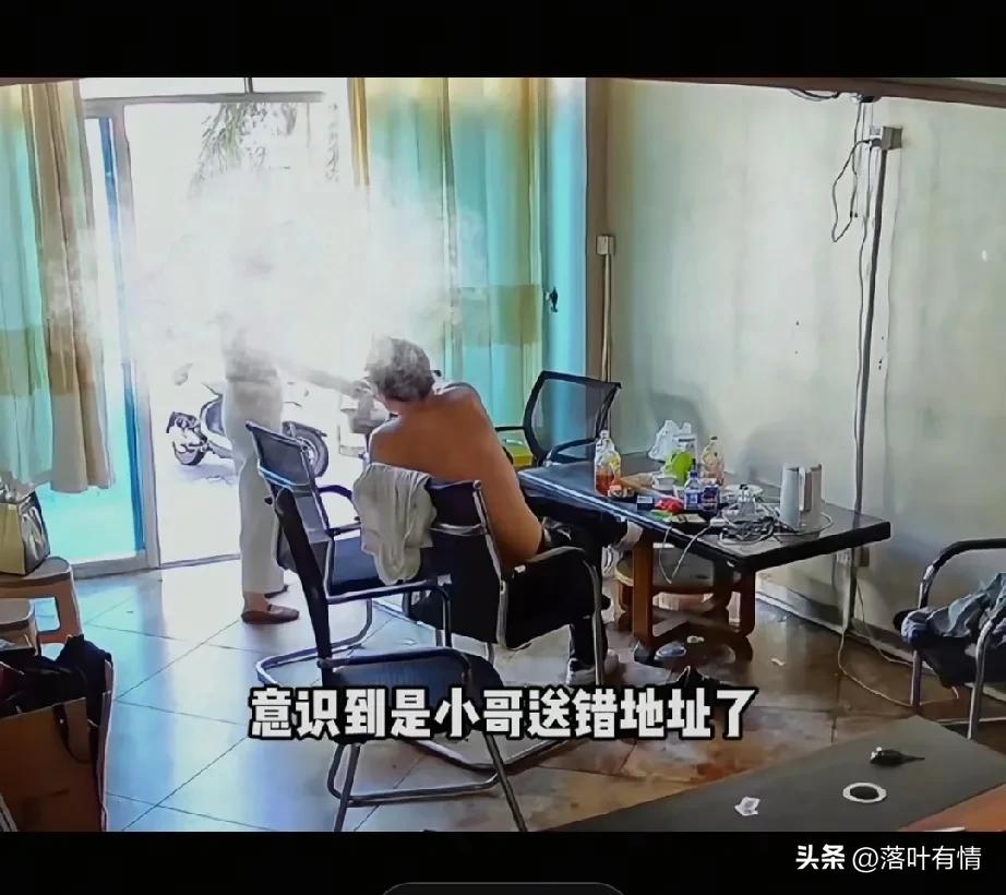 福州女子白嫖外卖踹门后续来了，
男店主拿到了立案通知书，
踹门女被送进去了他也打