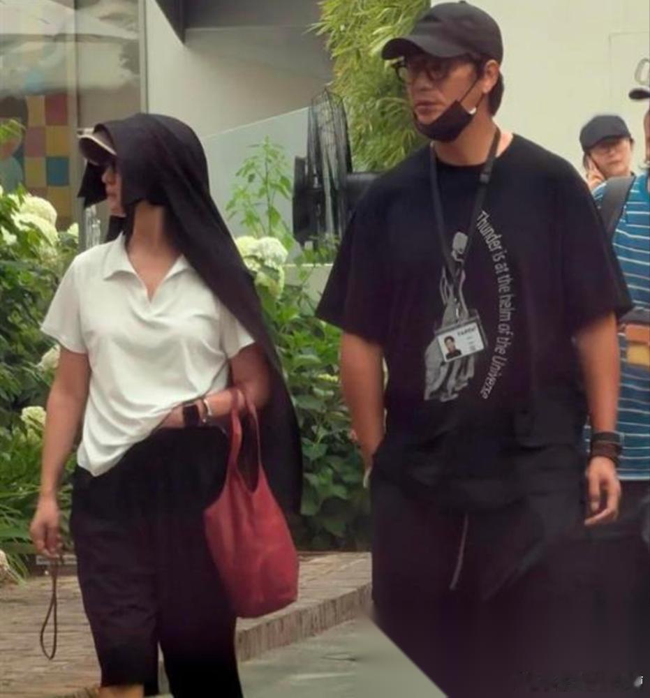 陈坤最近跟周迅被拍到。 一身休闲装，人还在。 这事有意思在哪？ 在网上，他已经不