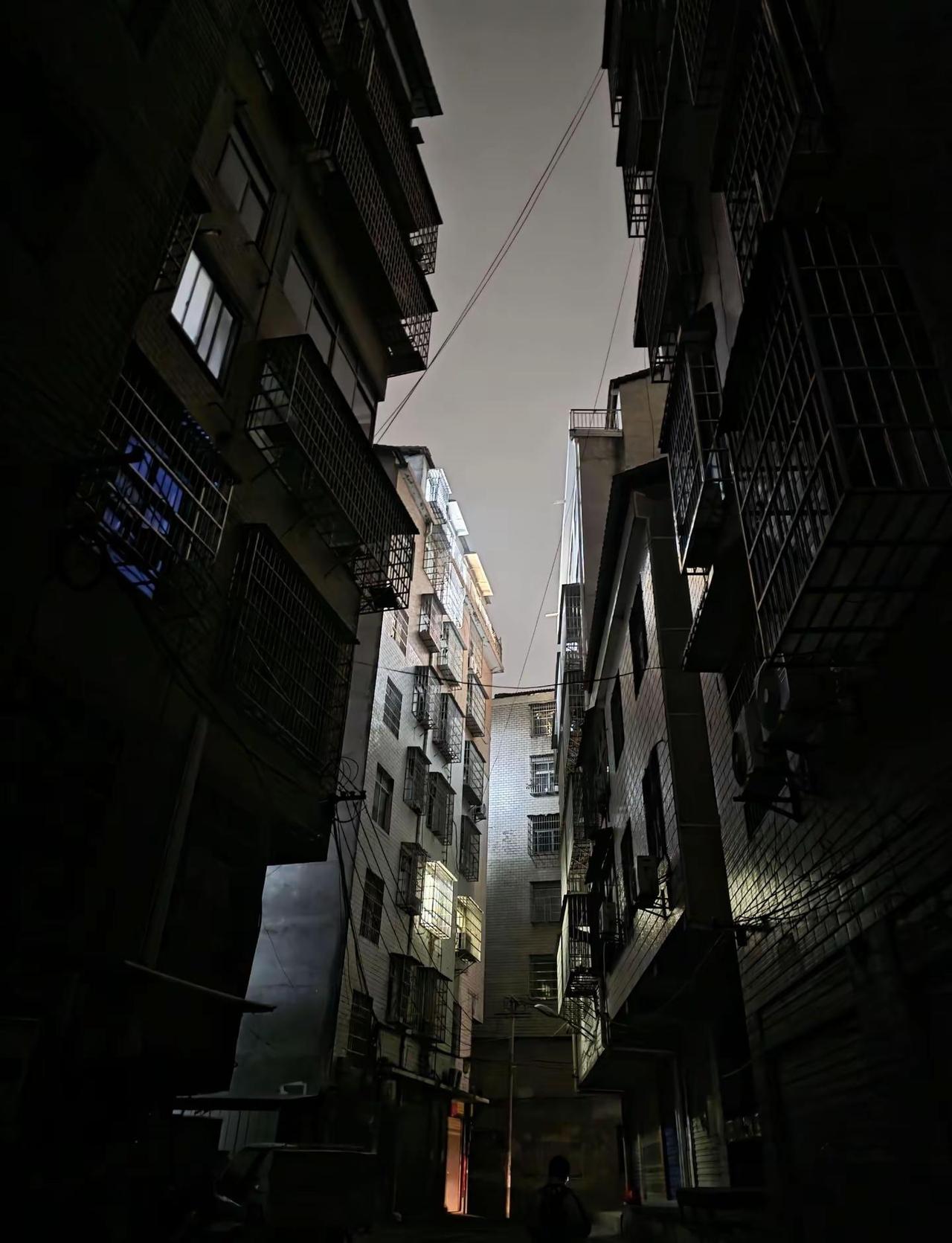 已经连续快两个月的阴雨天了，四月份还要继续。还要多久才能驱散阴冷空气……？