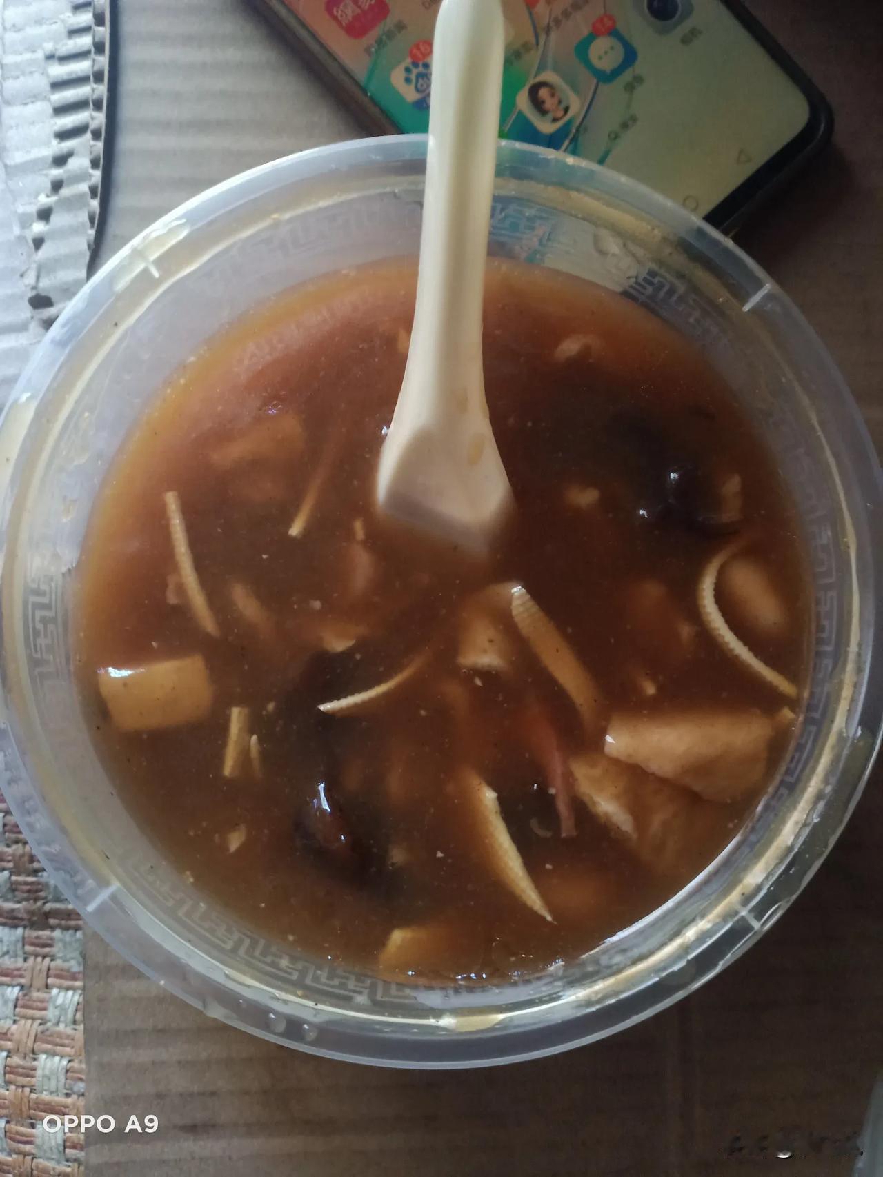 这就是你们说的好吃得不得了的胡辣汤？一小碗六元钱，我觉得一点儿都不值。
里面就是