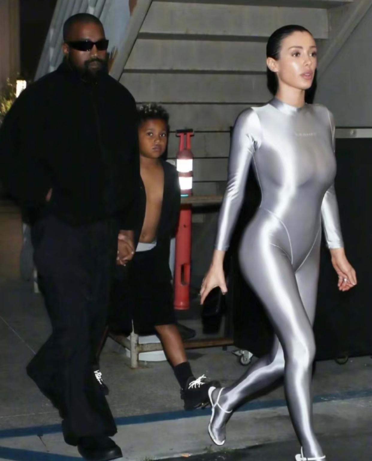 侃爷是真的大方，每次带老婆比安卡出门不是透视装就是紧身衣

他自己倒是包裹得严严