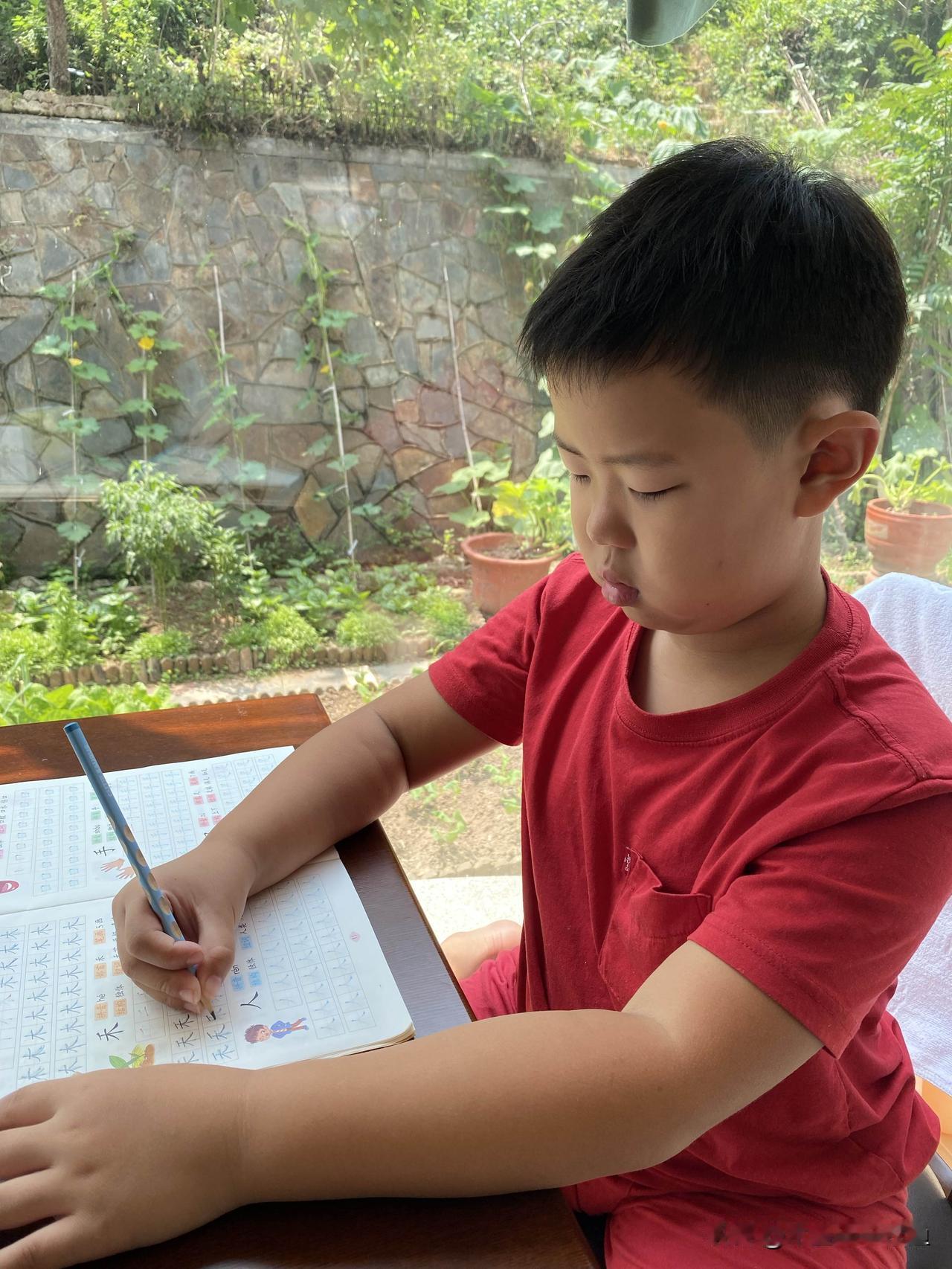 现在的小孩子都这么累吗？反正我孙子参加假期课外补习（兴趣）班就累得不行了，但仍然