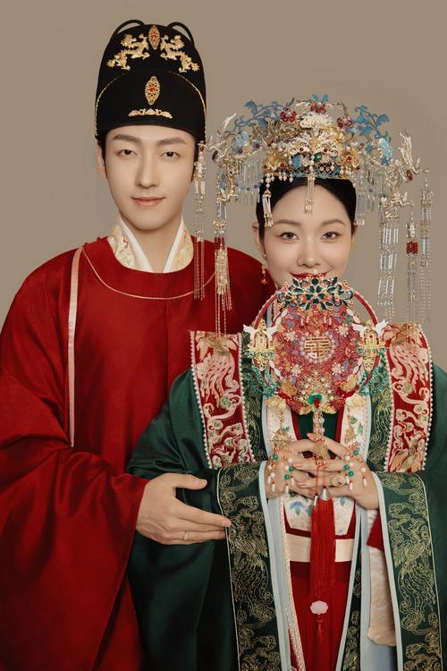 上联：识破天经地义论，
下联：看透地老天荒情。