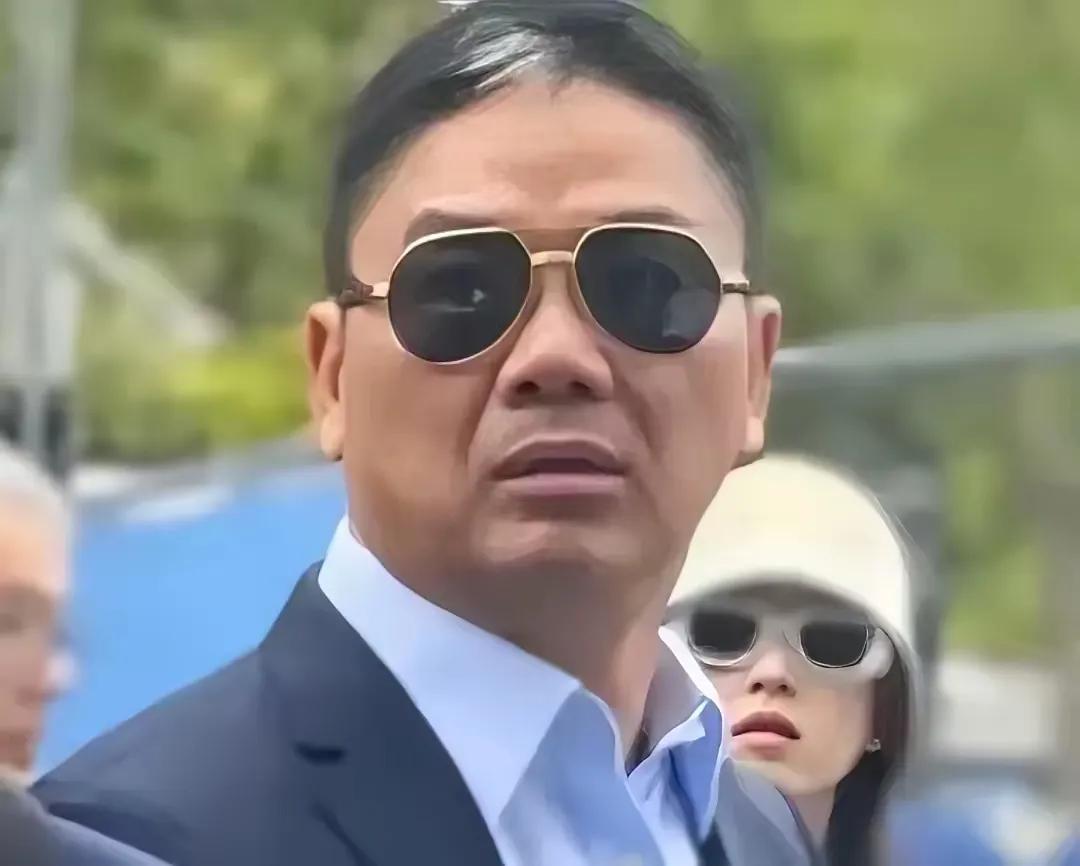钱是英雄胆，让这位憨厚的男人有了霸气和美女相伴。作为一个地地道道的农村孩子，如果