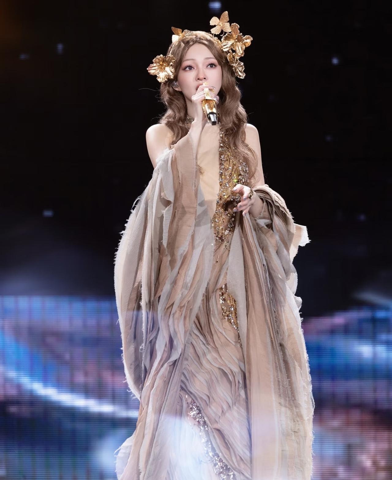 同样是演唱会翻唱，为啥有人被夸体面，有人却惹出不少争议？
 
当年张韶涵要唱赵雷