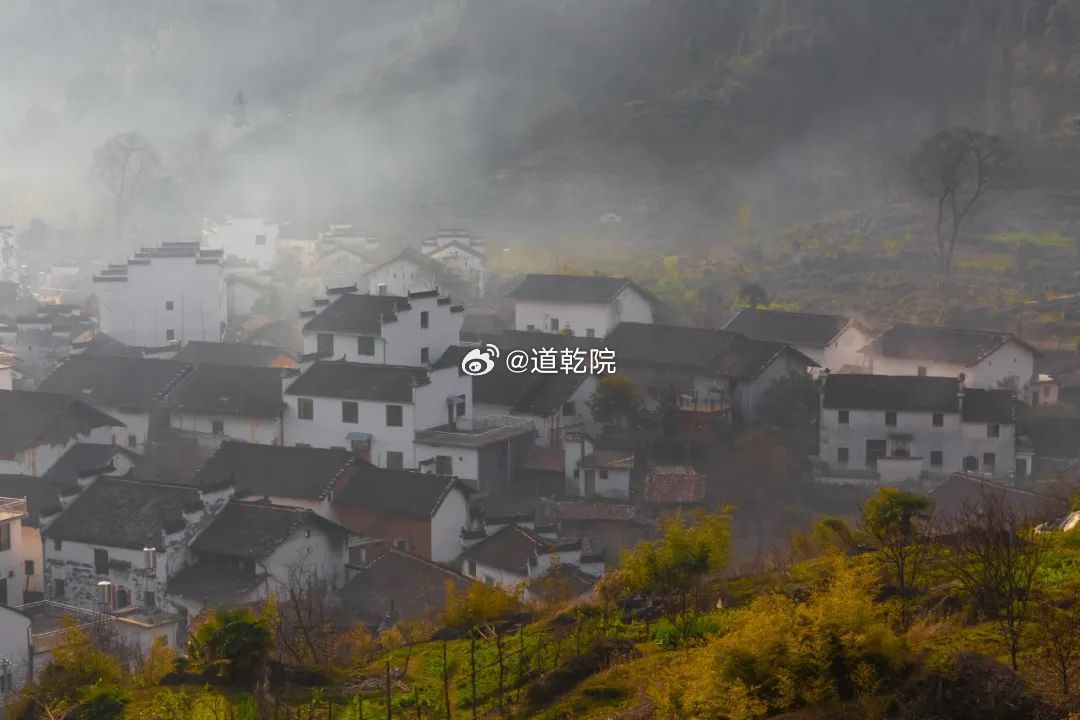 如何选择住房风水宝地要选择生活用地，必须坚持以下的原则：1. 观察地势大地龙脉的