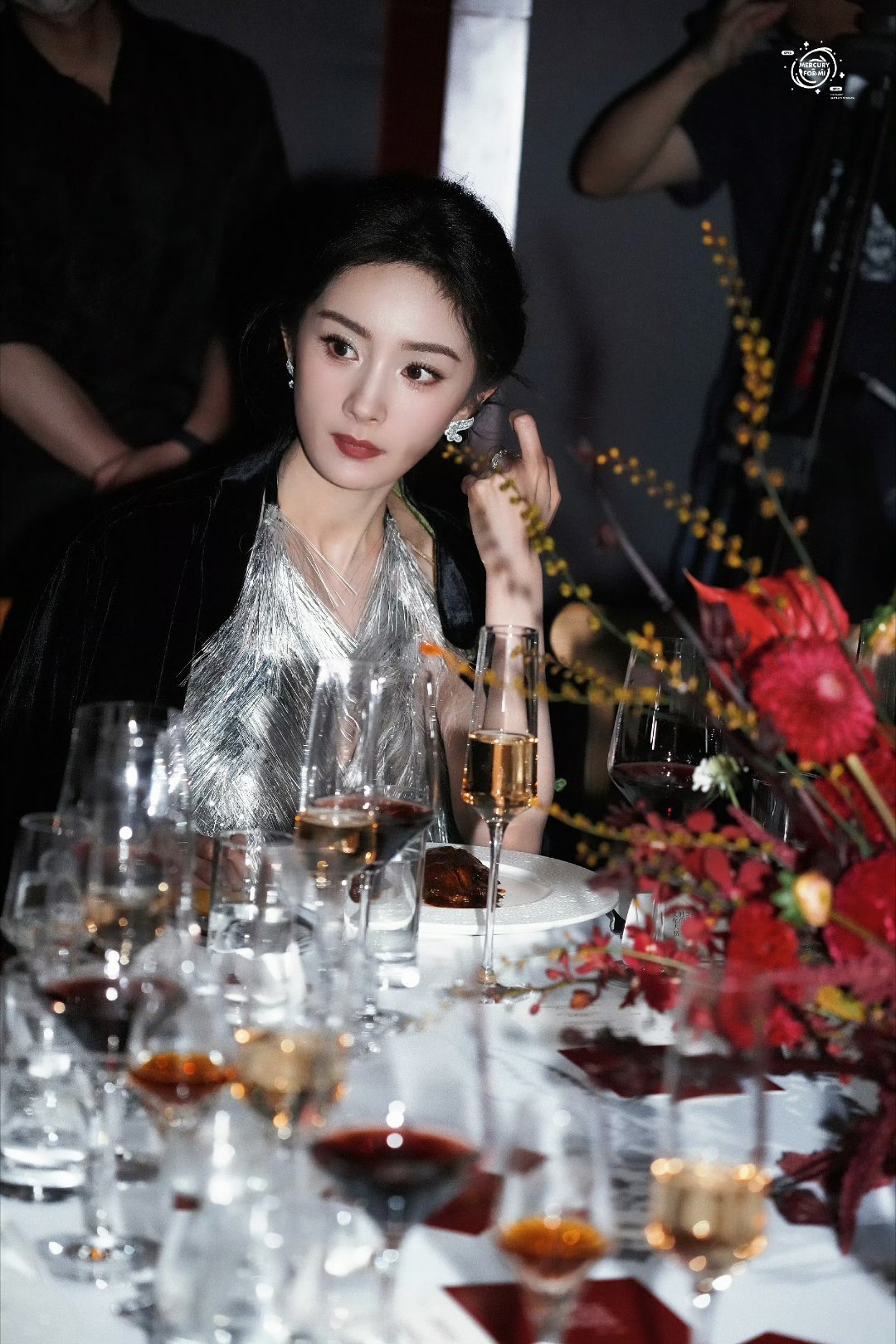 杨幂杨幂 ym杨幂哈尔滨一九四四 ym杨幂没有一顿火锅解决不了的事“我围绕着你，