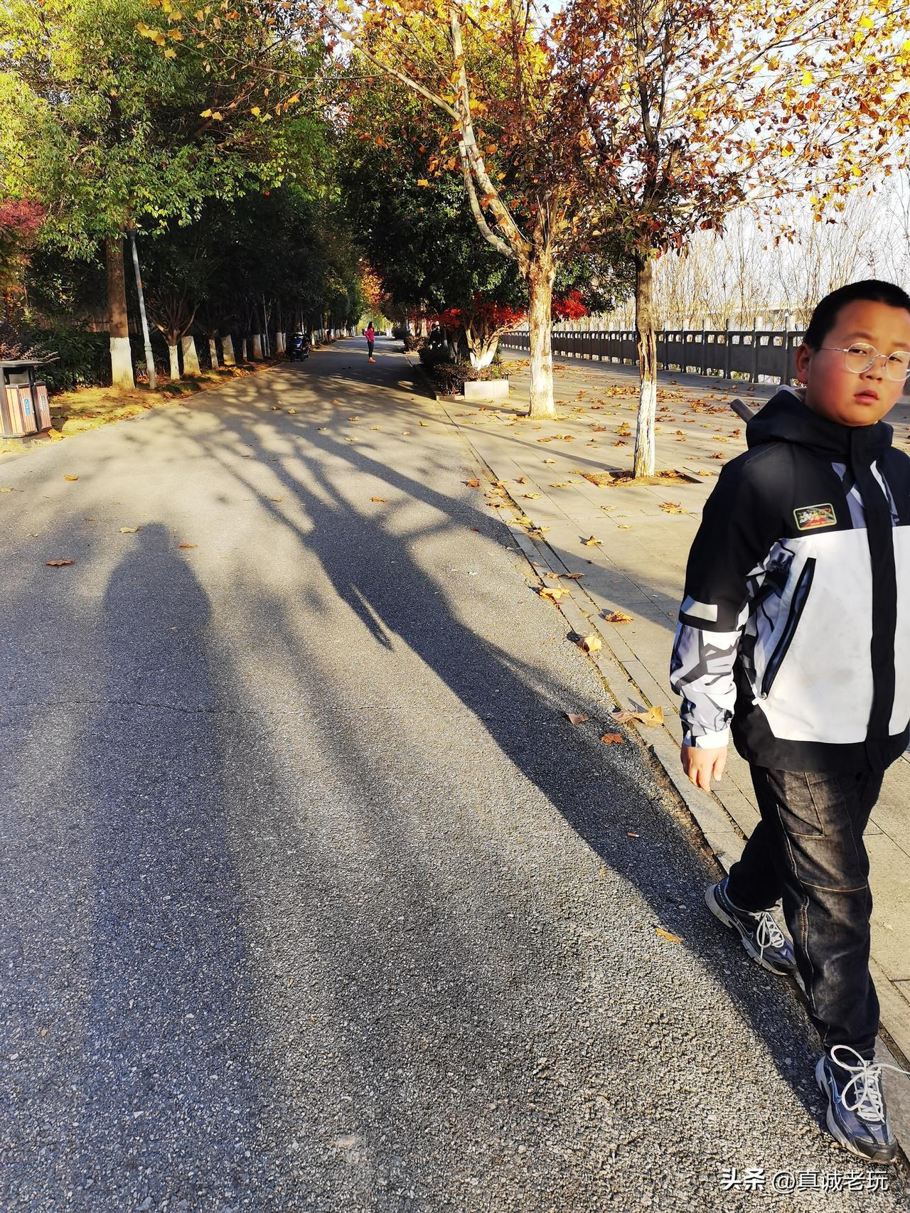 城北中学少了个杨凌汗。
刚才看到汨罗江畔有个孩子在扫树叶，本以为是孩子的爷爷奶奶