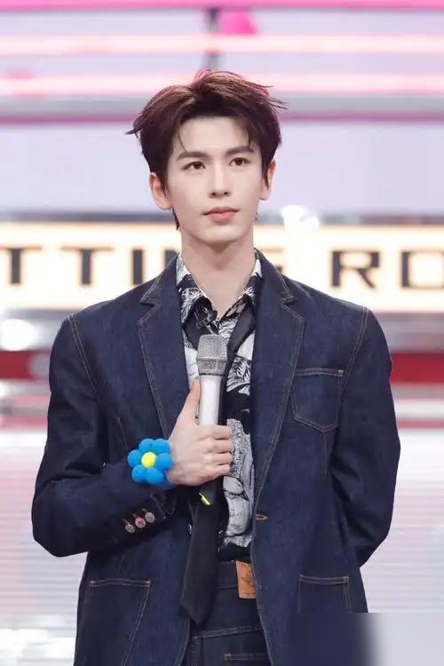 他只是随口一句话，竟炸翻半个东南亚！张凌赫在综艺里看到田曦薇抽象画，直接笑说“感