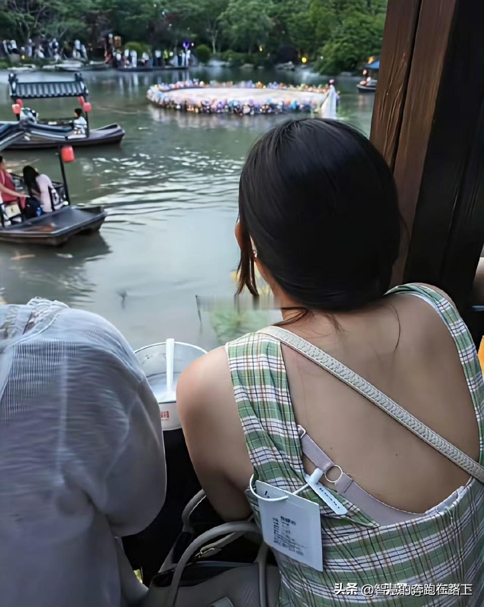 为什么这些人不把吊牌剪了呢
这样穿出去多尴尬啊，再说新买的衣服不洗过水能穿吗