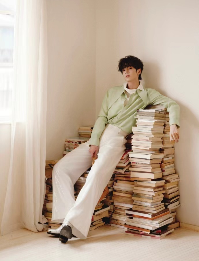 张凌赫薄荷绿衬衫 ​​​​张凌赫薄荷绿衬衫，张凌赫今日上海活动造型，薄荷绿衬衫卷