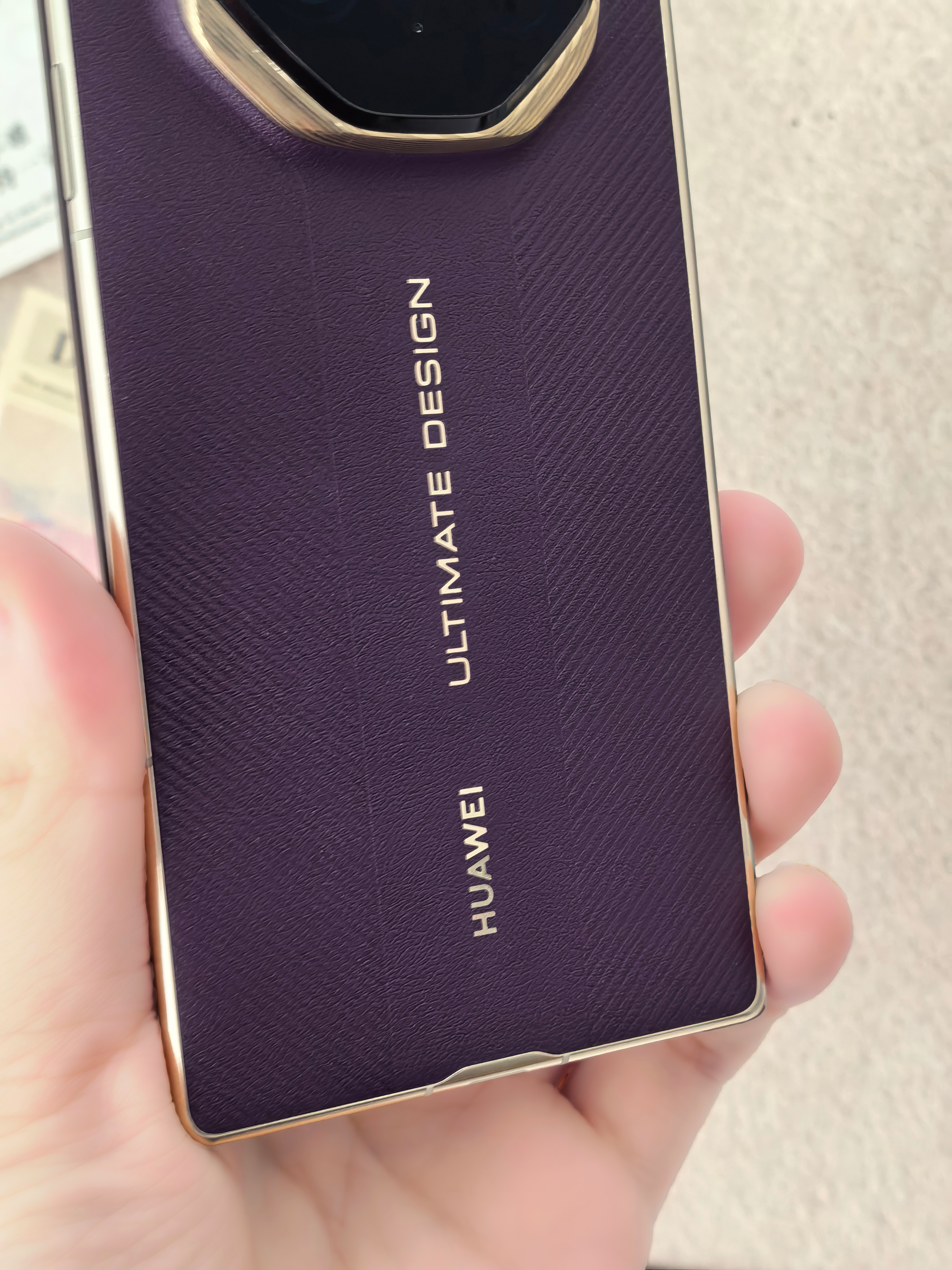 MateXTs非凡大师这款三折叠形态相当成熟，硬件全面升级，办公生态完善，设计质