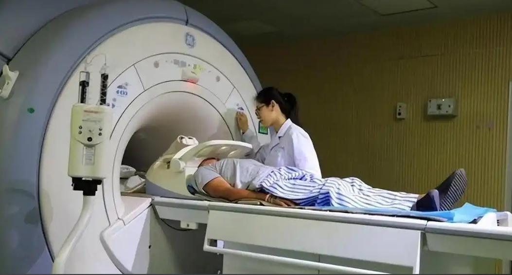 医院的核磁共振仪一台就要上千万，而一旦开机就永远不能关机，一天光电费就要1500