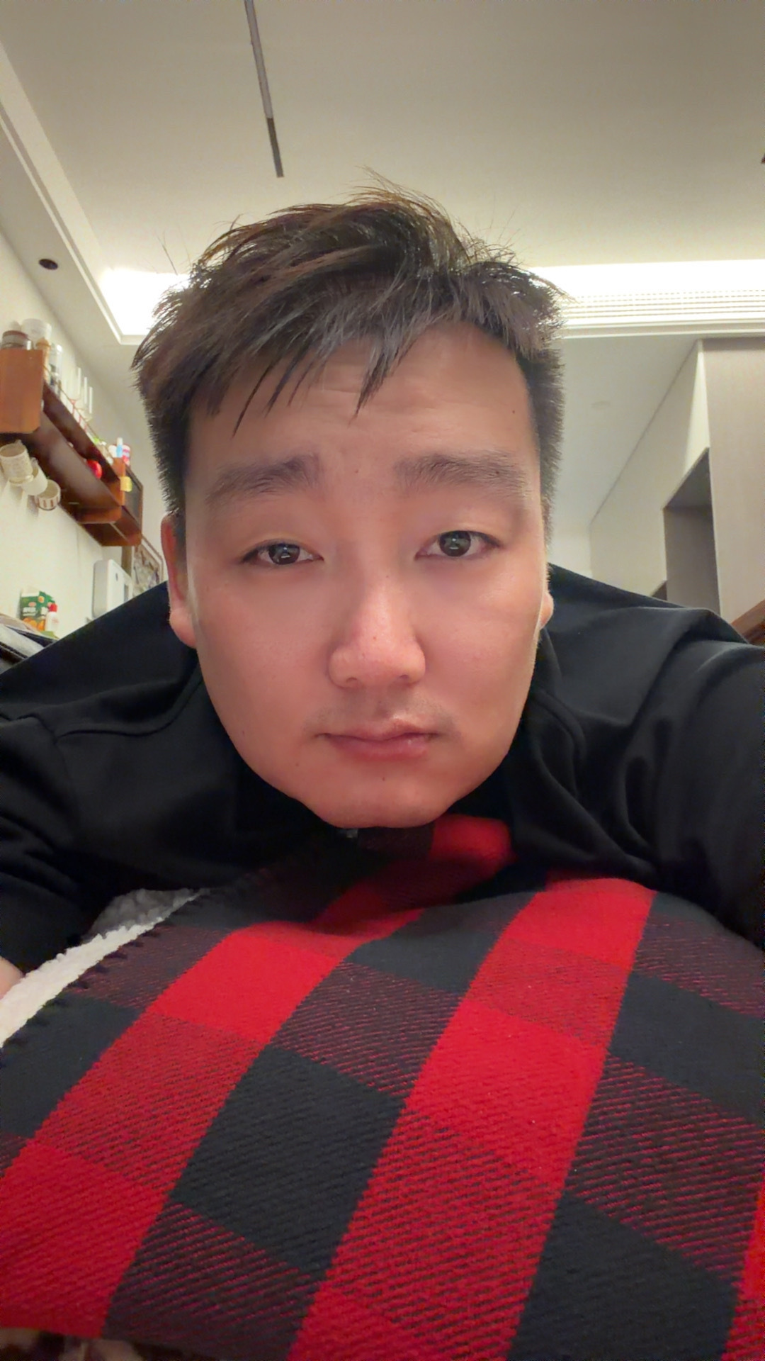 到家了，伙计们晚安，明天8点去端碟子帮忙今天在饭店遇到了个本地的粉丝，上来就掏裆