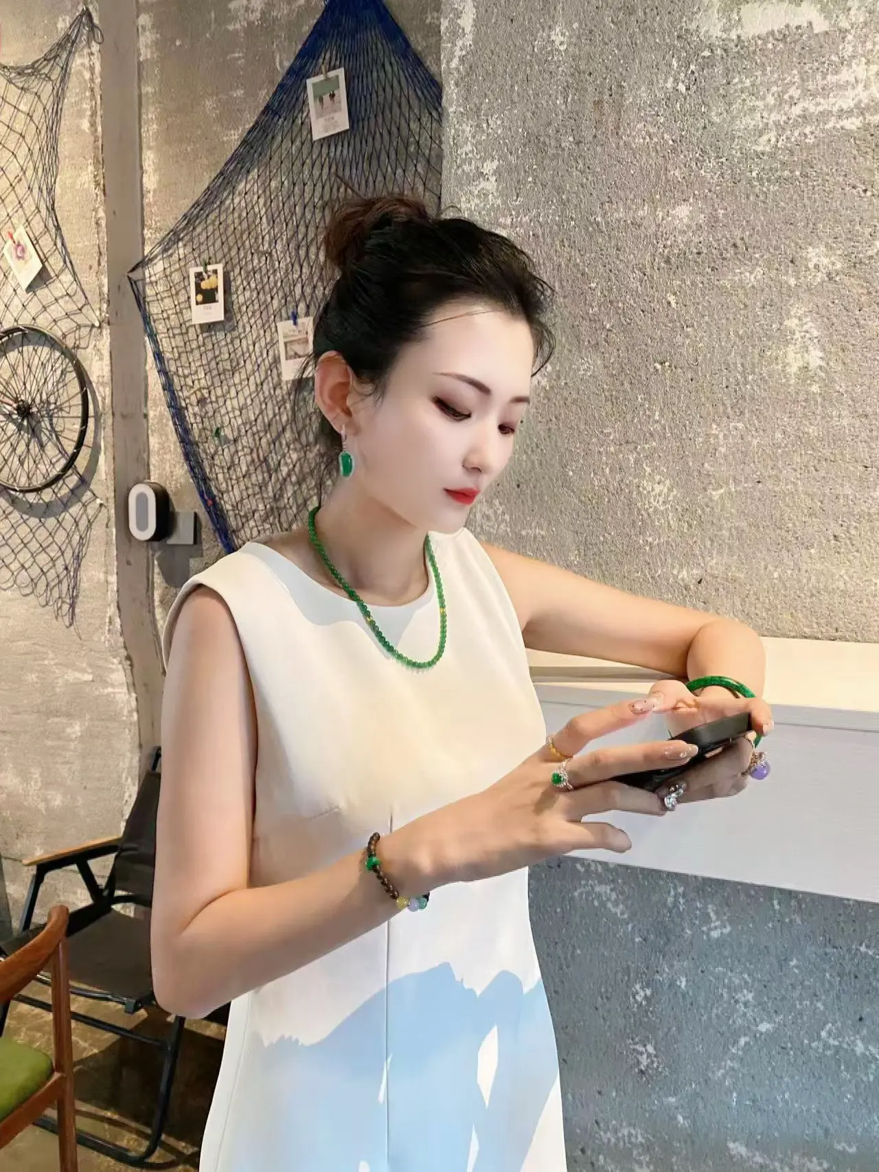 看了赵露思新剧《许我耀眼》，真的理解，  品味是钱堆出来的，更是时间养出来的……