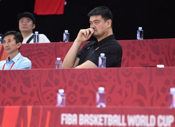 2019年，世界杯过后，李楠被迫下课。
继任者是此前中国男篮分为红蓝两队之后。蓝