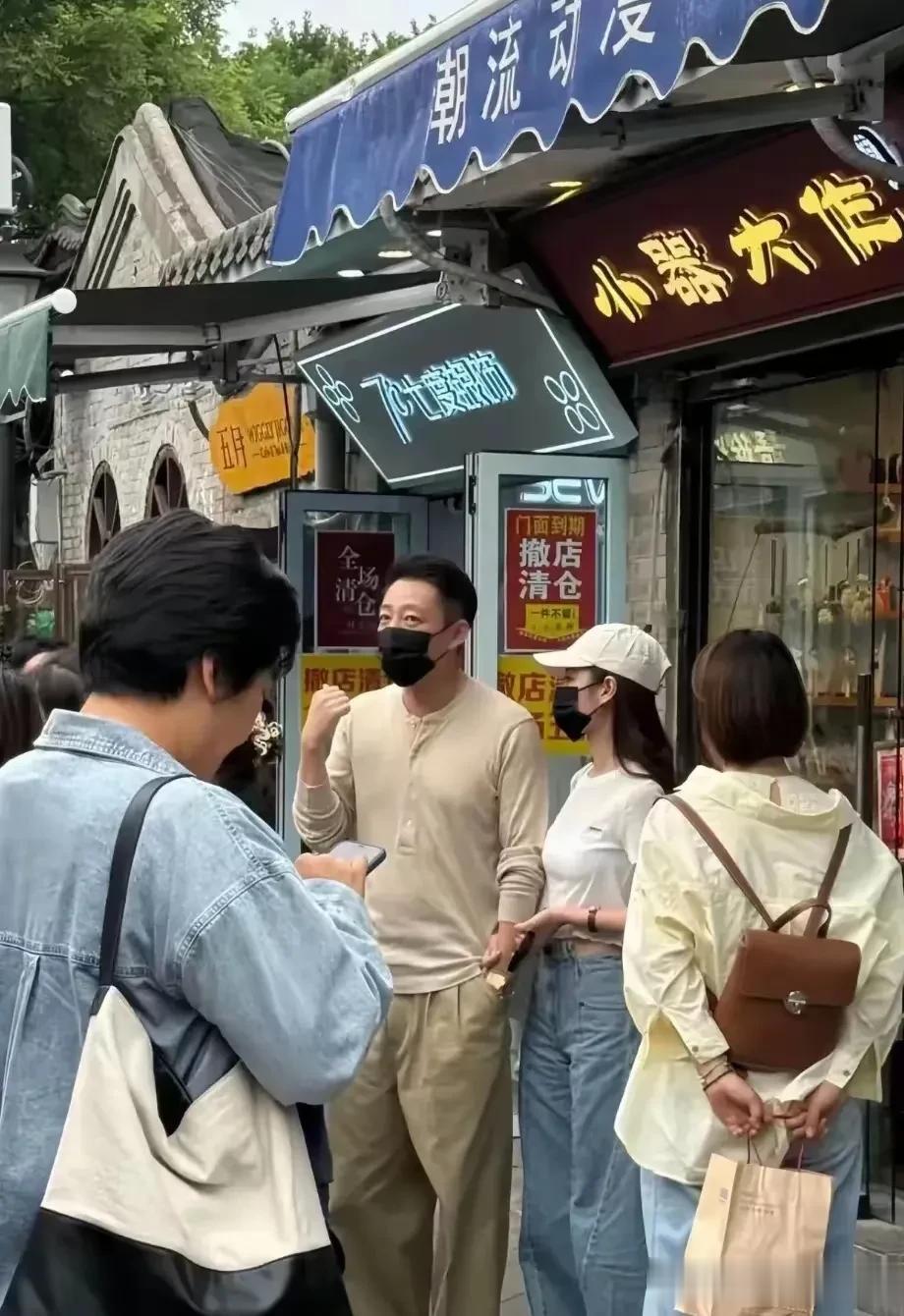 汪小菲马筱梅婚后逛南锣鼓巷被偶遇，爱上一个人恋上一座城，因为汪小菲的缘故，马筱梅