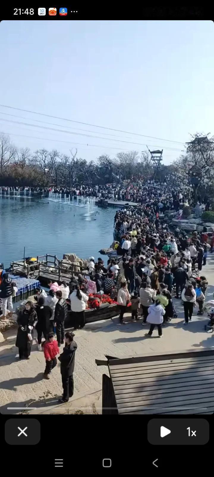 这里是开封市万岁山景区，这是全国著名的景区之一。开封万岁山是北宋宋徽宗时期开始修