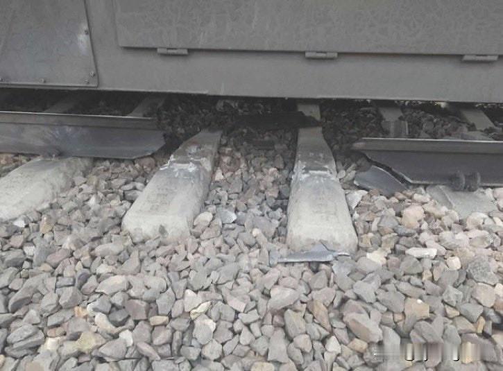 🇵🇱波兰总理唐纳德·图斯克报告称，华沙至卢布林铁路线遭到破坏，一枚爆炸装置被